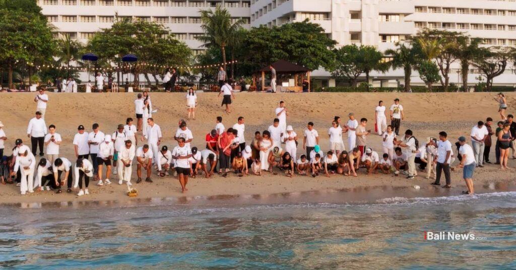 Suasana pelepasan tukik ole The Meru Sanur, Bali Beach Hotel dan The Heritage Collection, Sabtu (23/05/2026)